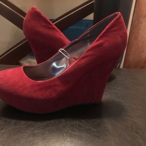 Women’s Size 10 Red Wedge